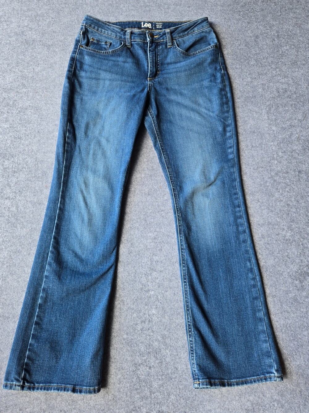 Lee Women's Jeans Size 8 Regular Fit Boot Cut Mid Rise Medium Wash 30x30